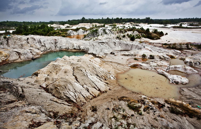 Bekas penambangan di Pulau Bangka yang tidak direklamasi. Sumber: mongabay.co.id