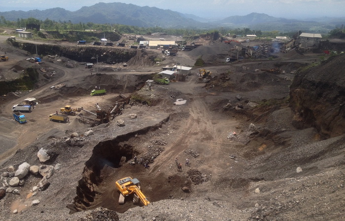 Kerusakan lingkungan akibat penambangan pasir liar di Bali. Sumber: mongabay.co.id