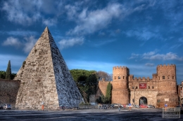 Porta San Paolo bedampingan dengan Pyramid Cestius, Roma (www.kenKaminesky.com)