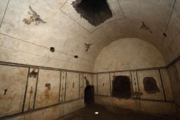 interiornya, denan mural (lukisan dinding) yang tersisa, sebentuk malaikan2 di bagian pafond nya | www.romeacrosseurope.com