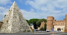 www.tourofrome.com | Bahkan berdampingan dengan Pyramid Cestius pun, terdapat bentang pertahanan yang desain arsitekturannya bukan berasa dari Roma 