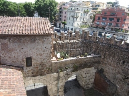 Bangunan Porta San Paolo, terbuat dari material batuan alam Rosso serta tanah lempung. (www.leviedelgiubileo.com)