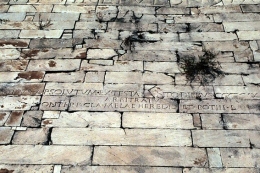 www.livius.com | Tulisan2 kuno di dinding pyramid yang terbuat dari batuan alam marmer putih Cararra | 