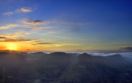 Sunrise dari Bukit Panguk, salah satu destinasi wisata yang sekarang sedang naik daun di sekitar Hutan Pinus Mangunan (dok. pribadi)