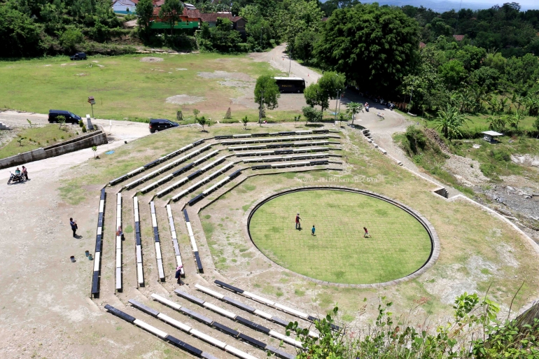 Tlatar seneng dilihat dari atas Tebing Breksi. Space ini dibangun menyerupai amphitheater dengan tujuan sebagai tempat kegiatan seni dan budaya masyarakat (dok. pribadi)