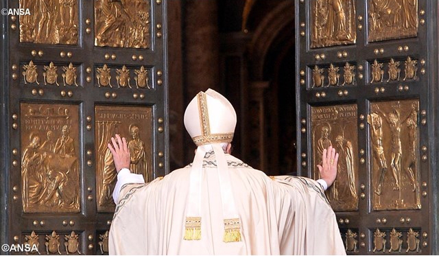 Paus Fransiskus membuka Pintu Suci di Basilika St. Petrus