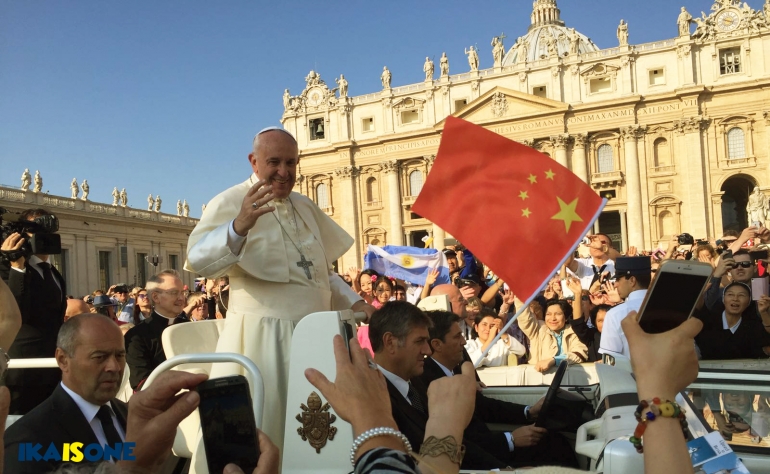 Paus Fransiskus memberkati umat Katolik yang hadir. Foto oleh: D. Latief