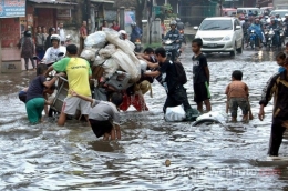 banjir di jalan terusan cibaduyut bandung (Sumber: http://www.bandungnewsphoto.com)