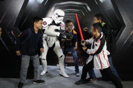 Sejumlah anak bermain-main dengan cosplayer yang mengenakan kostum Stromtrooper dari film (Dokumentasi Prbadi)