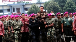 Presiden Jokowi saat mengunjungi Markas Marinir (Tribunnews.com)