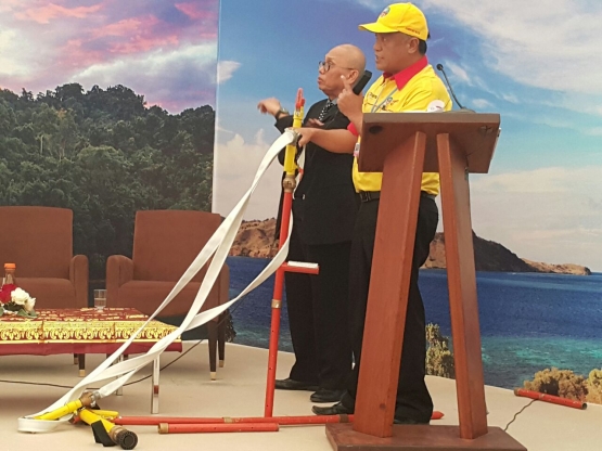 Sambusir mempresentasikan alat pemadam kebakaran inovasinya, Sambuponti Nozzle (credit: delegasi Indonesia di COP22)