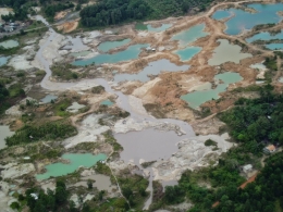 Lubang-lubang tambang timah di wilayah Bangka-Belitung yang menimbulkan kerugian bagi masyarakat (dok blogs.uajy.ac.id)