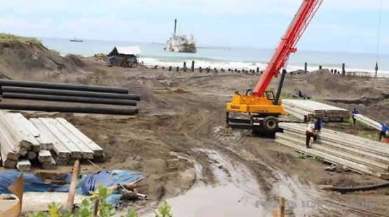 Praktek penambangan pasir dan kerusakan ekosistem sungai di desa
