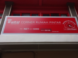 Wifi.id Corner di bagian depan pintu masuk Rumah Pintar Kota Denpasar (Sumber: dokumen pribadi)