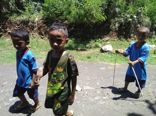 Anak-anak SD menyapa dengan ramah. Foto: Roman Rendusara