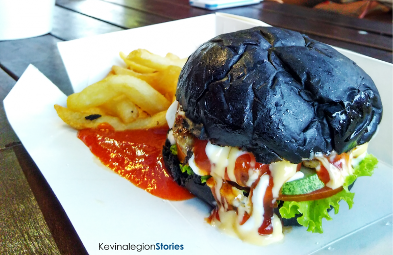 Black Burger Combo yang dipadukan bersama French Fries