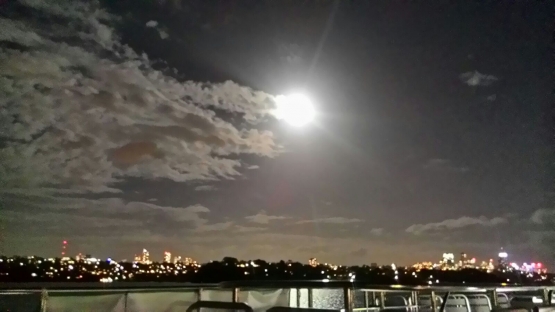 Supermoon dilihat dari ferry menuju Circular Quay