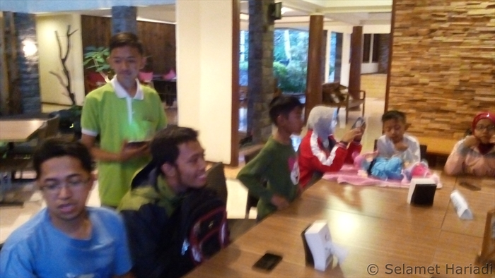 Sang Waitress menunggu pesanan (dok. Pribadi)