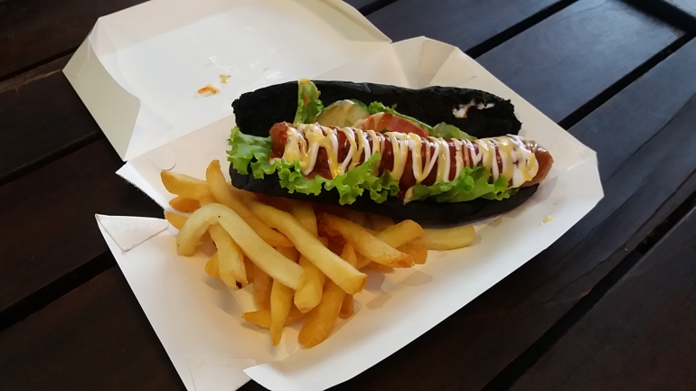 Hot dog hitam (dok.yayat)