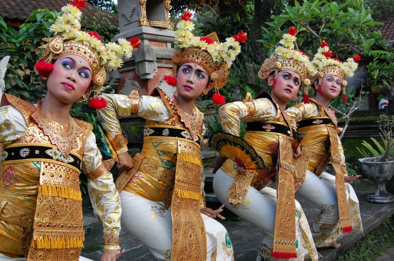 Sumber : http://spirittourism.com/wp-content/uploads/2014/03/Music-and-Dance-The-Integral-Part-of-Balinese-Culture1.jpg