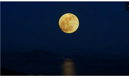 bulan yang terlihat dari tengah laut | sumber: noliesradio.org