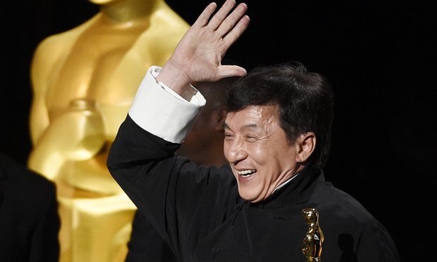 Jackie Chan terlihat bahagia sewaktu memperoleh Piala Oscar 2016/ www.theguardian.com