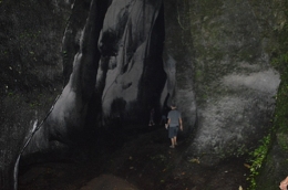 Melewati dinding batu untuk mencapai objek wisata air terjun Tukad Cepung (dokpri)