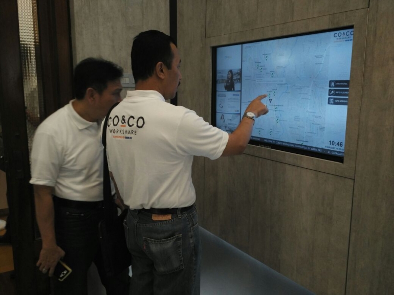 Dua pengunjung sedang mencoba salah satu fasilitas yang disediakan BRI di Co&Co Workshare Supported by BRI (dokpri)
