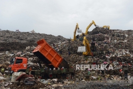 Aksi bongkar muat dan menumpuk sampah di TPST Bantar Gebang, Bekasi (sumber: Republika)