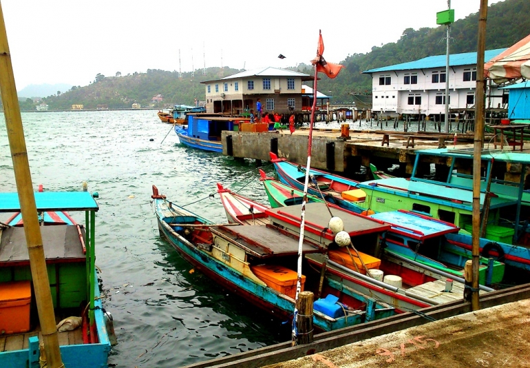 Persiapan melaut perahu para nelayan di kota Tarempa (Terempak), Kabupaten Kepulauan Anambas, Kepulauan Riau