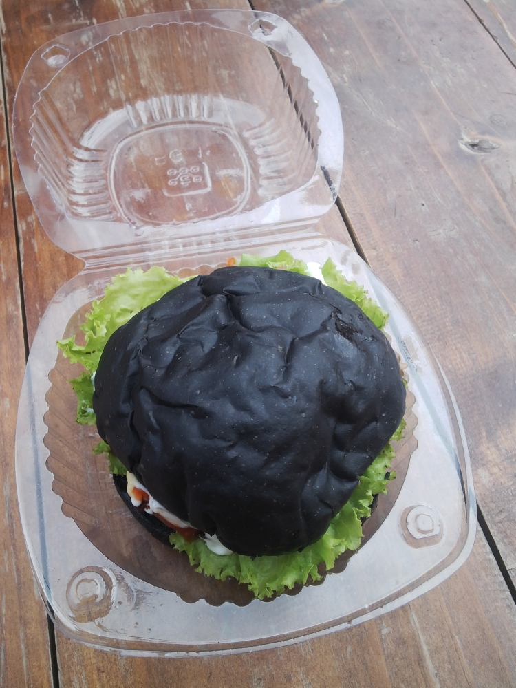 Burger Hitam yang terlihat ngerock abis, kuliner olahan dari arang bambu Jepang yang nyentrik(dokpri)