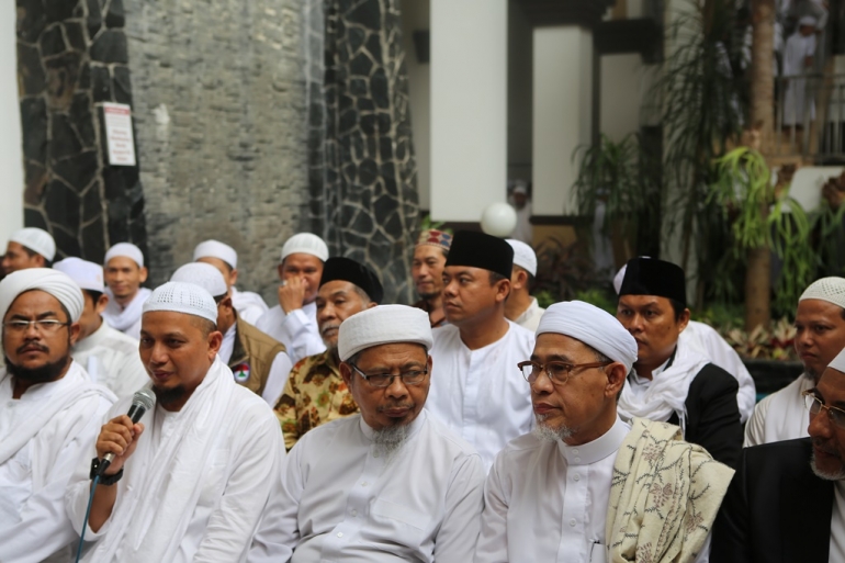 KH Arifin Ilham bersama para ulama. (sumber foto: www.detik.com)