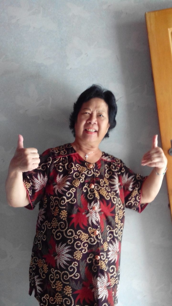 Bu Shirley (Tjhwa Hiang Nio, 73) adalah sosok istimewa, saksi hidup sejarah wayang orang Ang Hien Hoo di Malang. (dokumentasi: Abdul Malik )