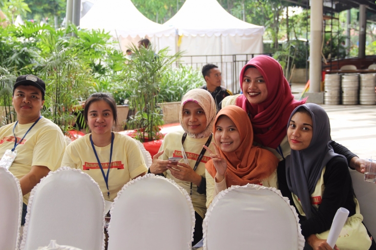 Para relawan Kompasianival 2015 di Gandaria City Jakarta (Dok. : Kompasianival 2015)
