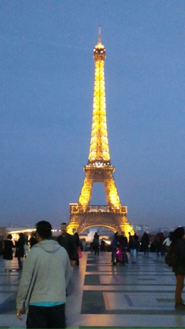 Menara Eiffel diambil di senja hari menjelang malam (foto : Rahmat Edi)