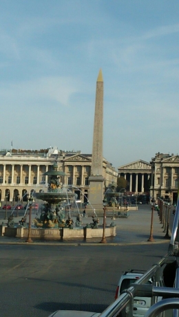 alun alun Place de Concorde, terlihat obelish dari Mesir yang telah berusia ribuan tahun (foto : Rahmat Edi)