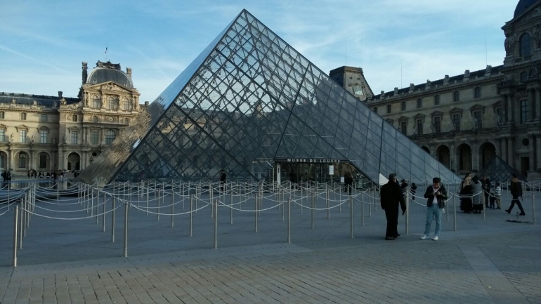 Halaman depan Museum Louvree didalam museum ini terdapat lukisan Monalisa (foto : Rahmat Edi)