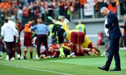 Stefano Pioli terlihat kesal saat Roma mengalahkan Lazio dengan skor: 4-1 | Vincenzo Pinto/AFP/Getty Images