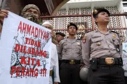 penolakan terhadap Ahmadiyah di Indonesia (sumber: www.turunkebumi.files.wordpress.com)