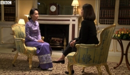 Aung San Suu Kyi dengan reporter bbc, muslim (sumber. www.bbc.com)