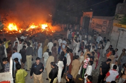 Rumah warga Ahmadiyah yang dibakar massa di pakistan. (www.dailypakistan.com.pk)