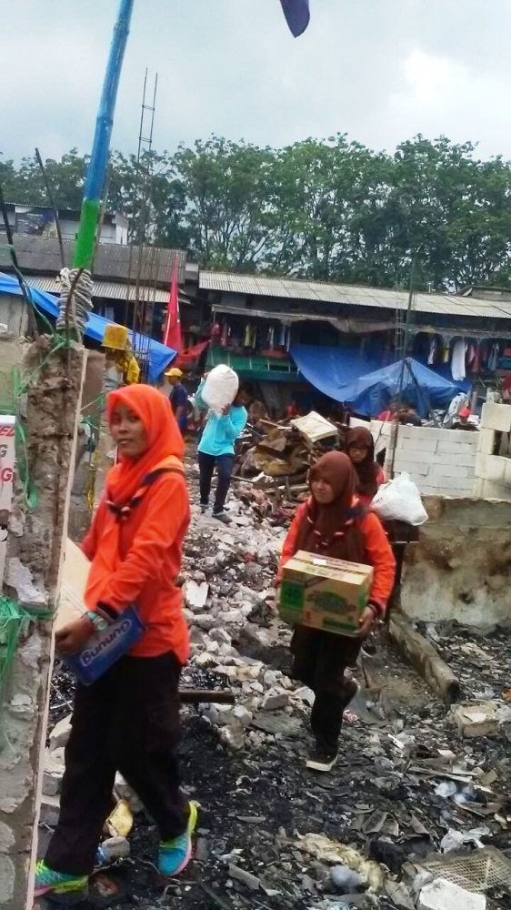 Para Pramuka Peduli Kwartir Cabang Jakarta Timur membawa bantuan untuk korban kebakaran di Penjaringan, Jakarta Utara. (Foto: Kwarcab Jakarta Timur)