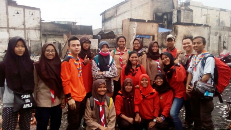 Rombongan Pramuka Peduli Jakarta Timur berfoto seusai melakukan praktik nyata membantu korban kebakaran. (Foto: Kwarcab Jakarta Timur)