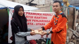 Sumbangan berupa uang tunai diserahkan kepada melalui Posko Pramuka Peduli Kwartir Ranting Penjaringan. (Foto: Kwarcab Jakarta Timur)