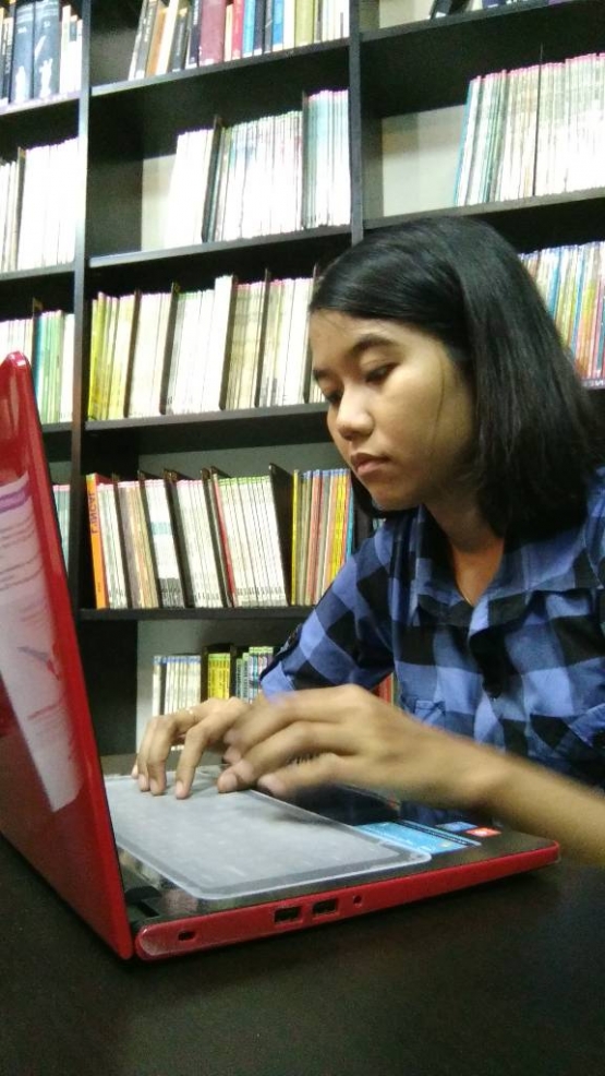 Saya suka menulis di salah satu perpustakaan di Kota Bandung (dokpri)