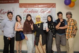 Bersama sahabat Kompasianer yang kebetulan admin Fiksiana Community saat peluncuran Buku Antologi Membaca Kartini oleh Sanggar Joebawi di TIM Jakarta.dan aku salah satu penulisnya.