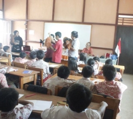 Saat melakukan puppet show kepada siswa-siswi SD dengan materi tentang satwa dilindungi. Foto dok. Yayasan Palung