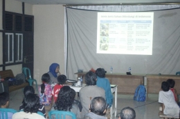 Sebelum pemutaran film, kami menyempatkan untuk menyampaikan materi tentang satwa dilindungi. Foto dok. Yayasan Palung