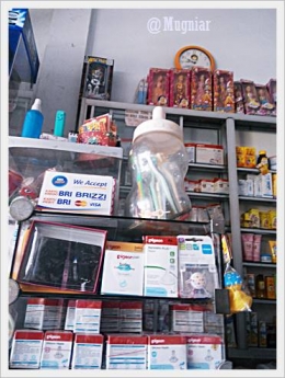 Sebuah toko perlengkapan bayi di dekat rumah saya mendukung GNNT dengan menyediakan mesin EDC untuk pemakai kartu-kartu BRI