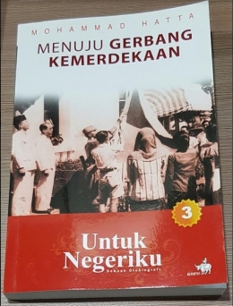 Buku otobiografi Mohammad Hatta (Bung Hatta) (foto: milik penulis)